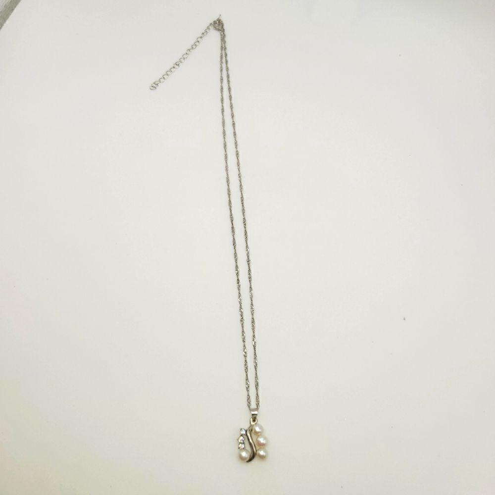 Faux Pearl and Rhinestone silvertone necklace - Picture 4 of 6